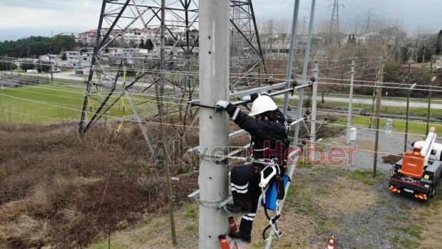 Şehrin elektriği ojeli parmaklara emanet