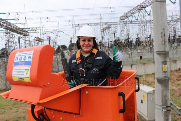 Şehrin elektriği ojeli parmaklara emanet