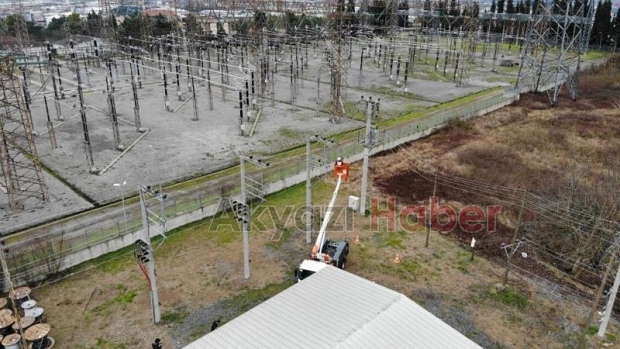 Şehrin elektriği ojeli parmaklara emanet