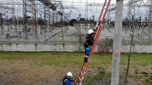 Şehrin elektriği ojeli parmaklara emanet