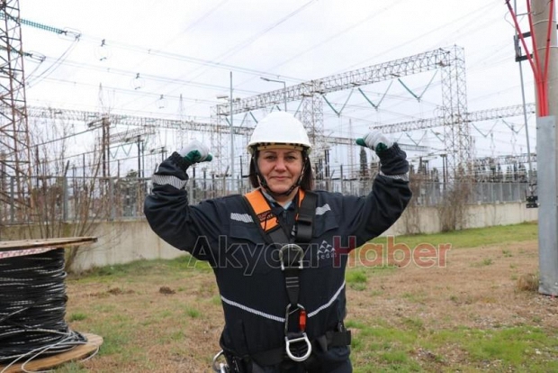 Şehrin elektriği ojeli parmaklara emanet