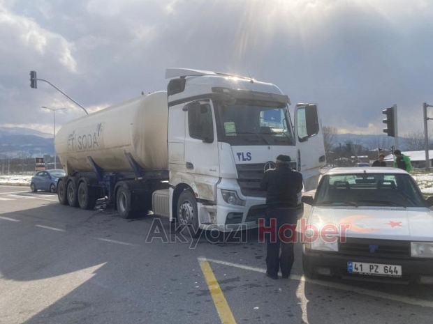 Küçücek Kavşağında tanker ile otomobil çarpıştı