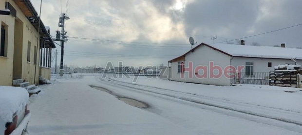 Akyazı'da kar etkili oluyor