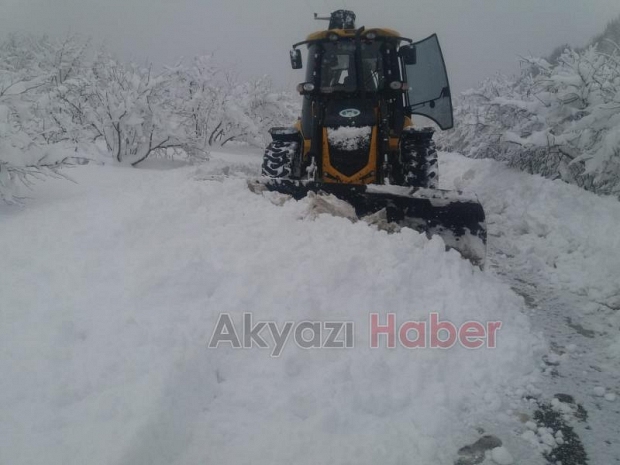  Akyazı’da karla mücadele sürüyor 