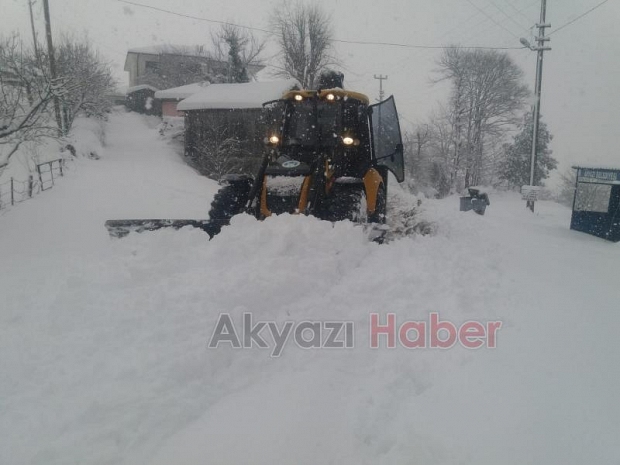  Akyazı’da karla mücadele sürüyor 