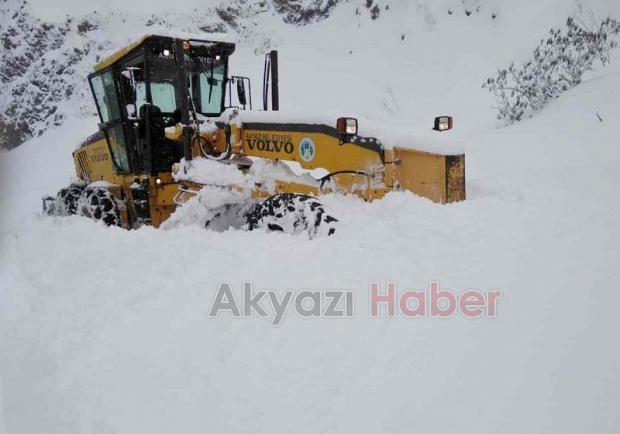  Akyazı’da karla mücadele sürüyor 