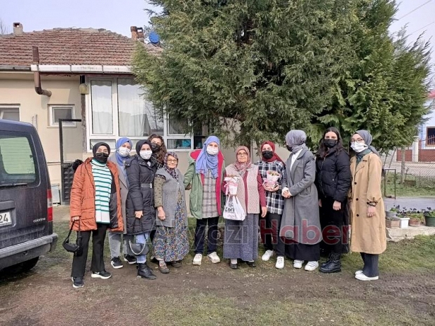 Akyazı KYK öğrencilerinden yaşlılara ziyaret