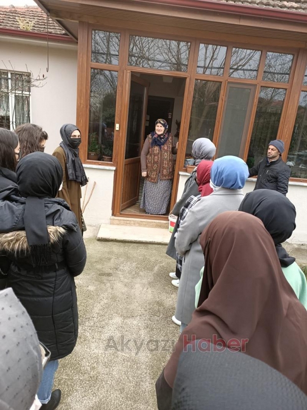 Akyazı KYK öğrencilerinden yaşlılara ziyaret