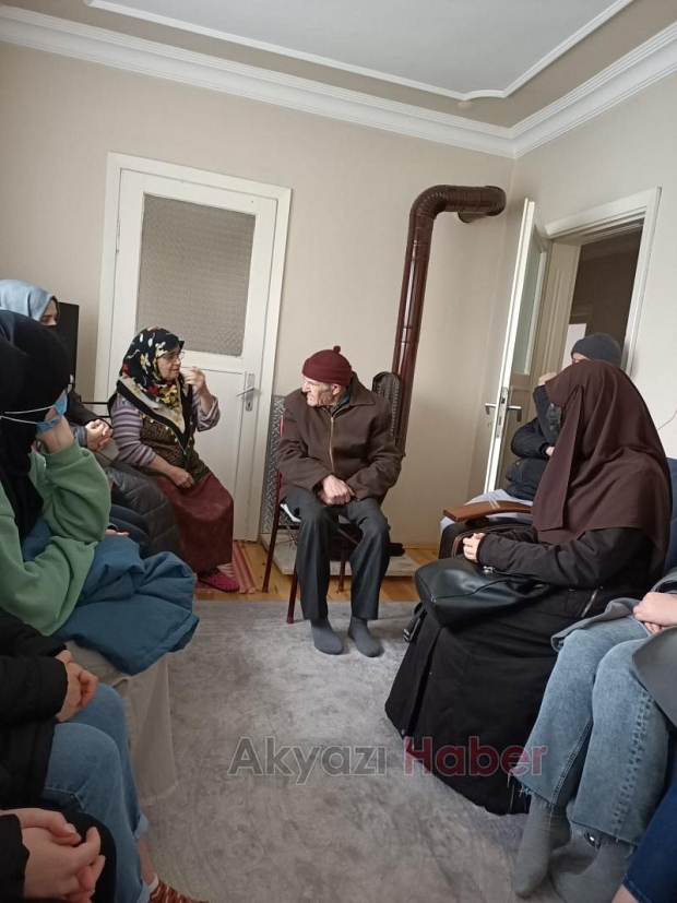 Akyazı KYK öğrencilerinden yaşlılara ziyaret