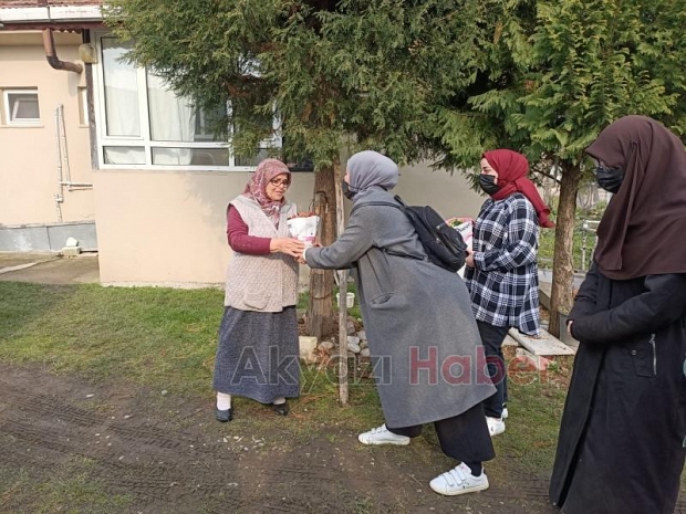 Akyazı KYK öğrencilerinden yaşlılara ziyaret