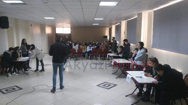 Akyazı'da 10. sınıflar arası bilgi yarışması düzenlendi