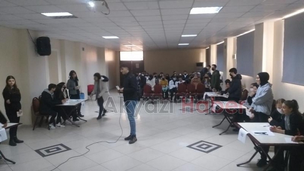 Akyazı'da 10. sınıflar arası bilgi yarışması düzenlendi