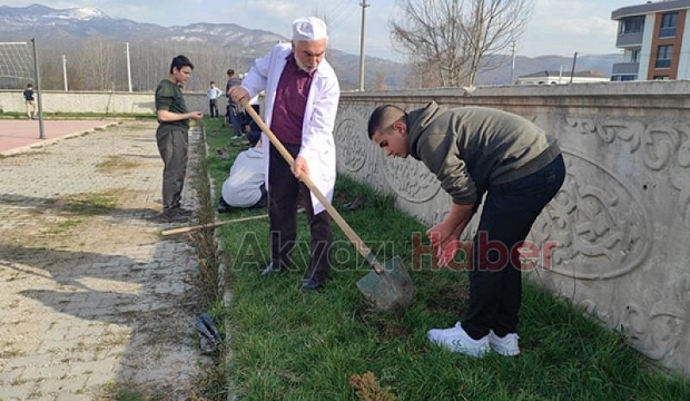 Gazi Süleyman Paşa Kur'an Kursu'nda öğrenciler fidan dikti