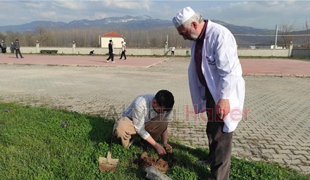 Gazi Süleyman Paşa Kur'an Kursu'nda öğrenciler fidan dikti