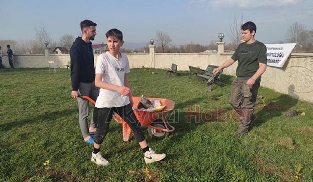 Gazi Süleyman Paşa Kur'an Kursu'nda öğrenciler fidan dikti