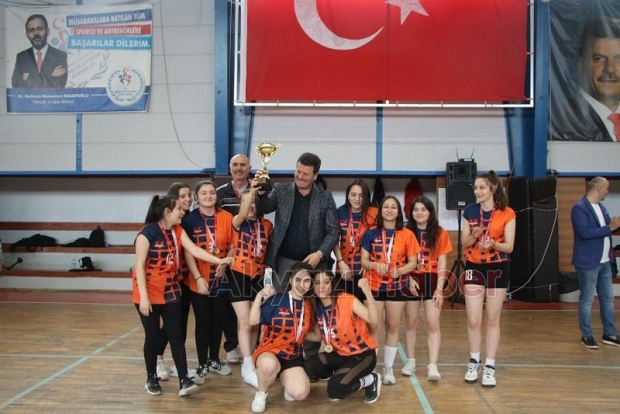 Şampiyon öğrenciler kupalarını Başkan Soykan’dan aldı