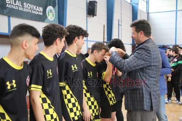 Şampiyon öğrenciler kupalarını Başkan Soykan’dan aldı