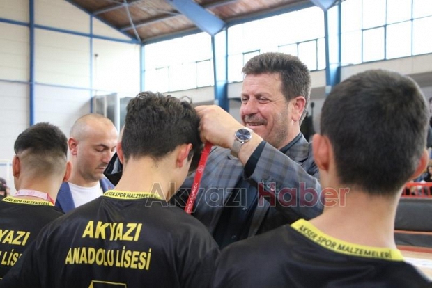 Şampiyon öğrenciler kupalarını Başkan Soykan’dan aldı