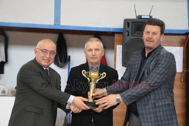 Şampiyon öğrenciler kupalarını Başkan Soykan’dan aldı