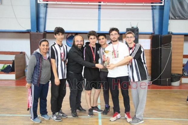 Şampiyon öğrenciler kupalarını Başkan Soykan’dan aldı