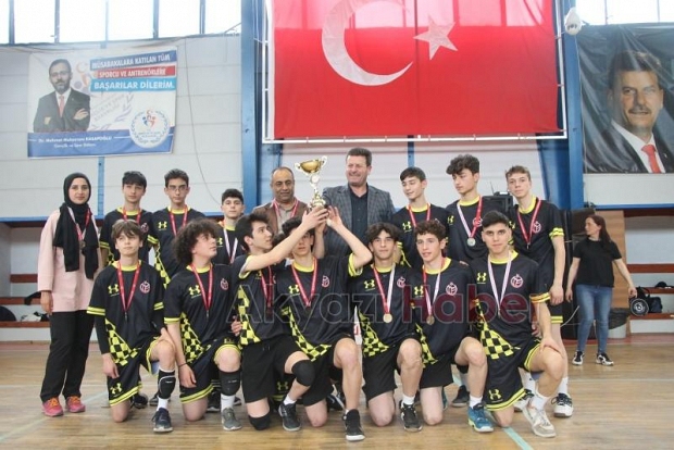 Şampiyon öğrenciler kupalarını Başkan Soykan’dan aldı