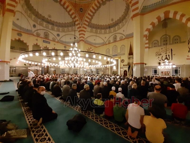 İlk teravih namazında camiler doldu