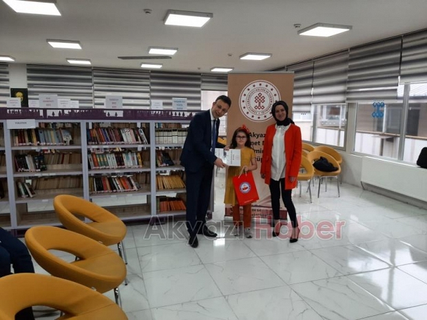 Akyazı'da en çok kitap okuyan öğrencilere ödül