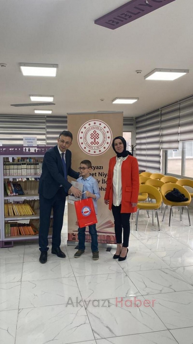 Akyazı'da en çok kitap okuyan öğrencilere ödül