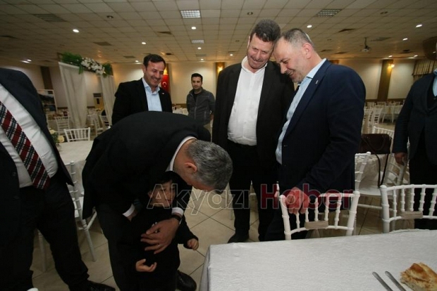 Akyazıda Romanlar'a iftar yemeği