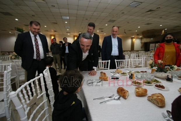 Akyazıda Romanlar'a iftar yemeği