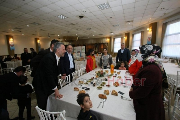 Akyazıda Romanlar'a iftar yemeği