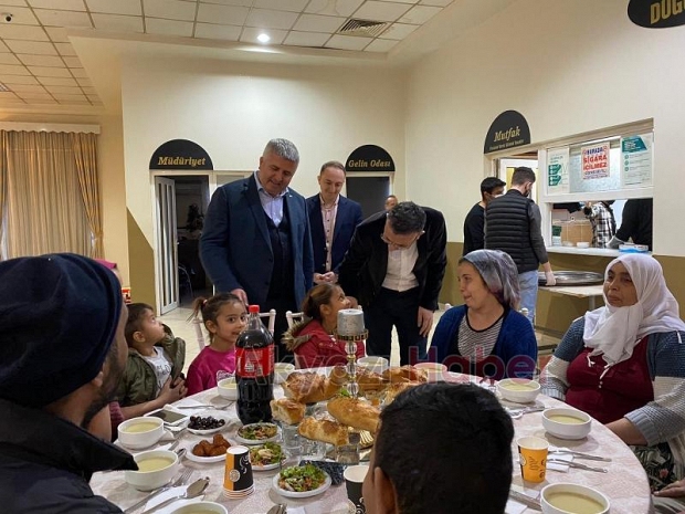 Akyazıda Romanlar'a iftar yemeği