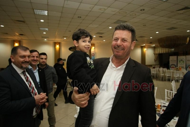 Akyazıda Romanlar'a iftar yemeği