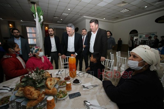 Akyazıda Romanlar'a iftar yemeği