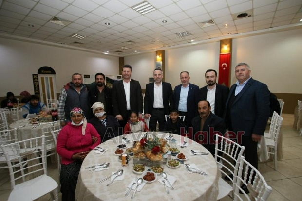 Akyazıda Romanlar'a iftar yemeği
