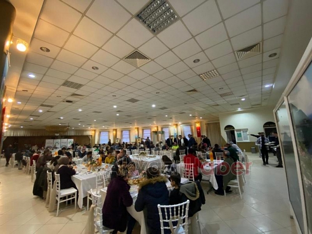 Akyazıda Romanlar'a iftar yemeği
