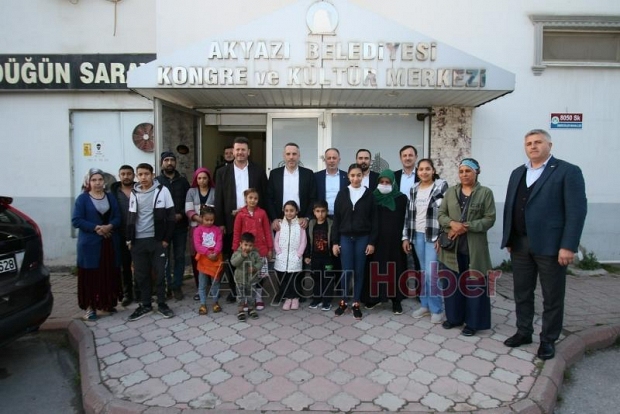 Akyazıda Romanlar'a iftar yemeği