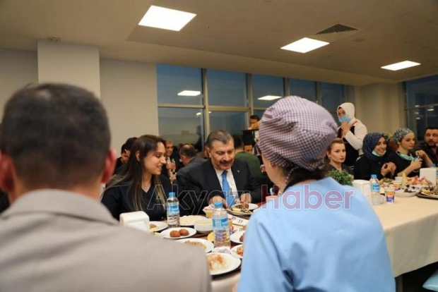 Bakan Koca, SEAH'ta iftar yaptı, hastaları ziyaret etti