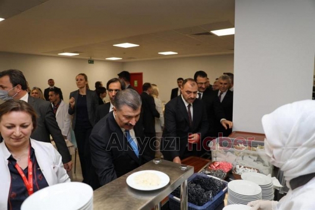 Bakan Koca, SEAH'ta iftar yaptı, hastaları ziyaret etti