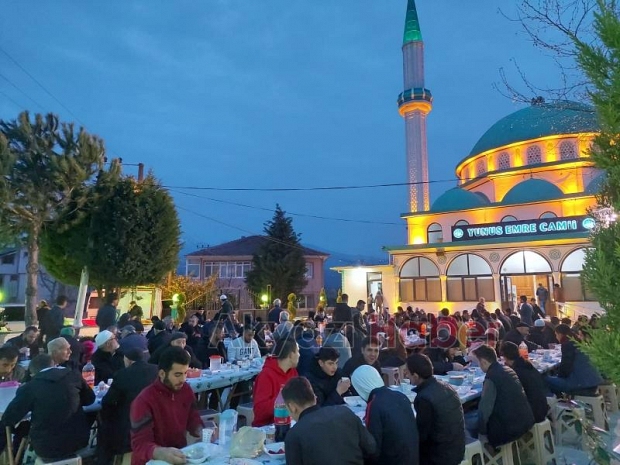 Akyazı'da geleneksel iftar sürüyor