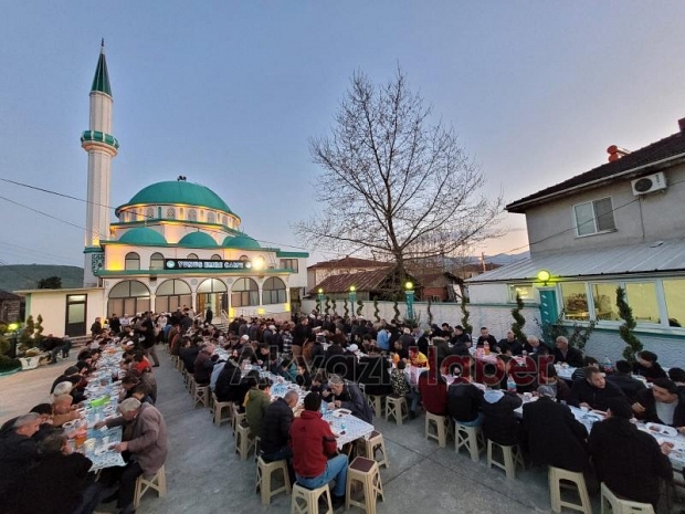 Akyazı'da geleneksel iftar sürüyor