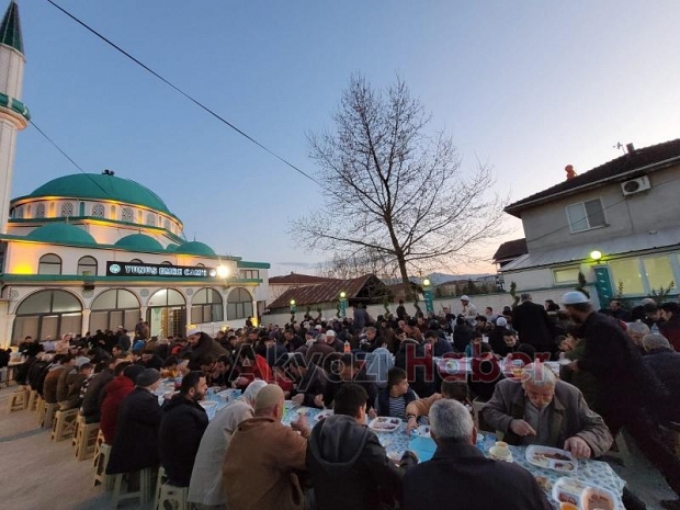 Akyazı'da geleneksel iftar sürüyor