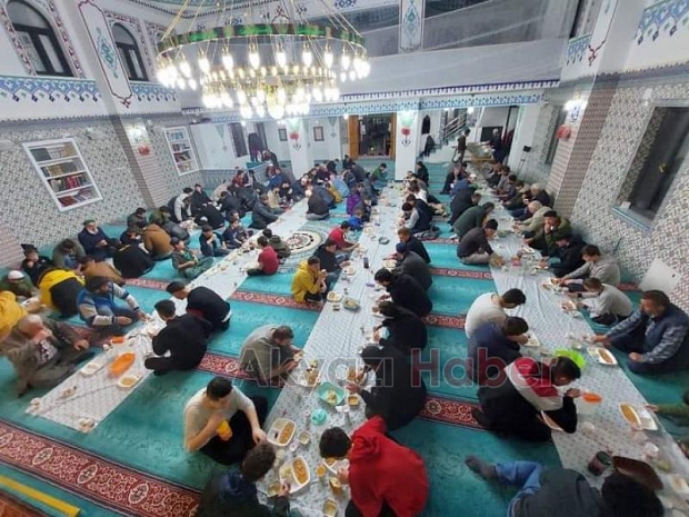 Akyazı'da geleneksel iftar sürüyor