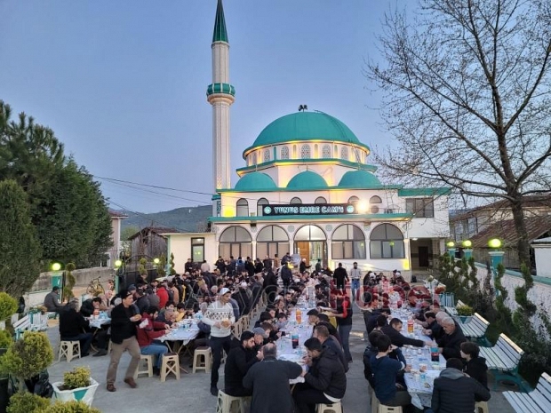 Akyazı'da geleneksel iftar sürüyor