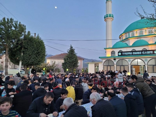 Akyazı'da geleneksel iftar sürüyor