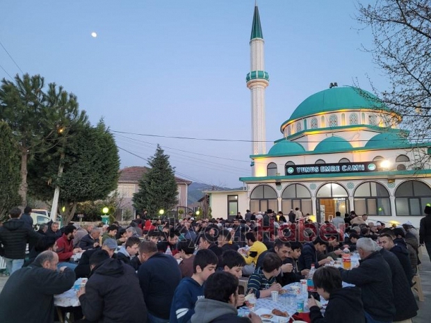 Akyazı'da geleneksel iftar sürüyor