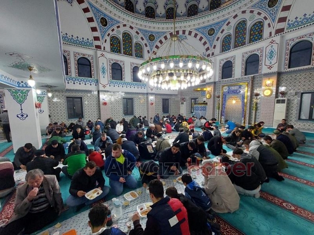 Akyazı'da geleneksel iftar sürüyor