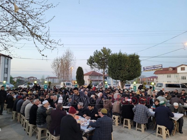 Akyazı'da geleneksel iftar sürüyor
