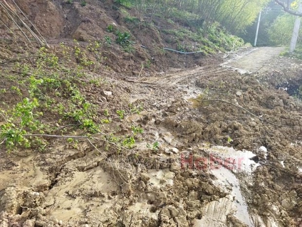 Boztepe'de peş peşe heyelanlar