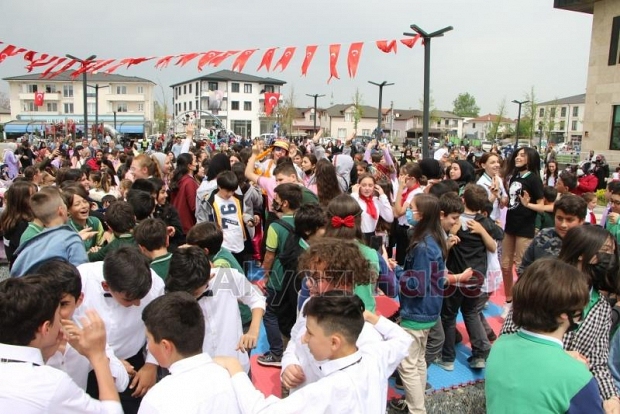 Akyazı’da 23 Nisan coşku ile kutlandı